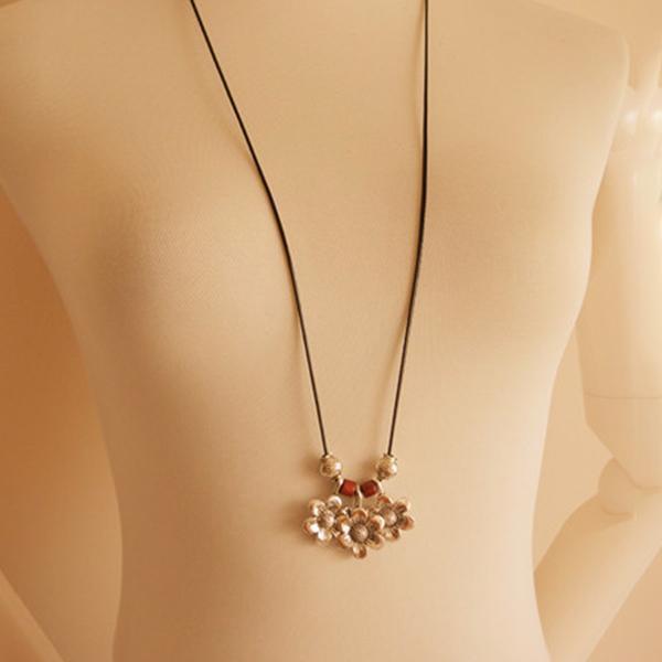 Vintage White Flower Necklace